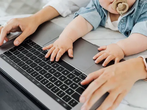 Muter und Baby am Laptop