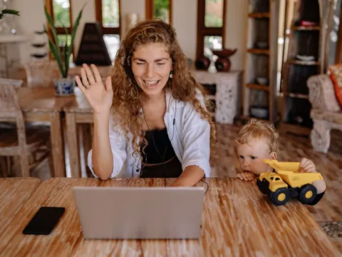 Mutter mit Kind am Laptop