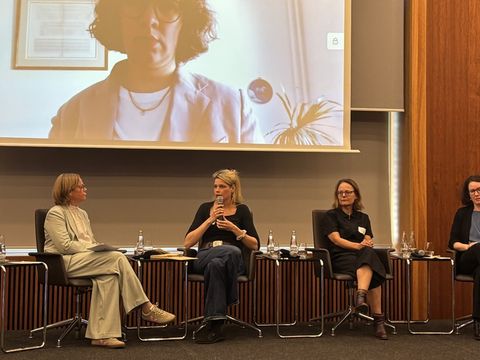Julia Pfinder, Moderatorin Helena Jansen; Katja Gnittke, Fachanwältin für Vergaberecht; Marion Rumpl, KNB Beschaffungsamt des BMI (BeschA); zugeschaltet: Lena Diesing, OECD