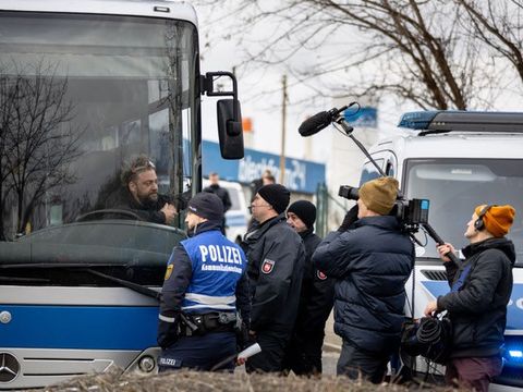 Adenauer SRP bei einer Kontrolle mit Kamerateam