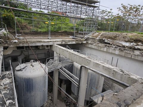 Riesige Wasserfilter werden mit dem Kran über das geöffnete Dach ausgehoben