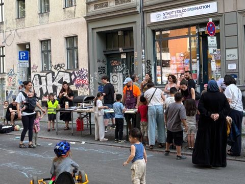 Mittendrin im Kiezgeschehen sind die Koordinatorinnen immer „auf Empfang“, wenn es um die Belange der Anwohnenden geht