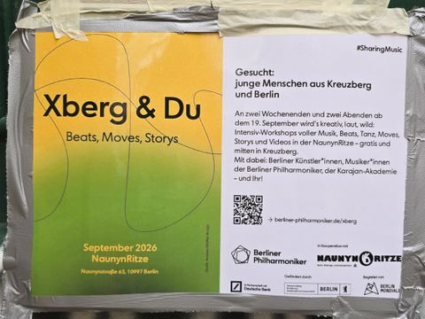 Veranstaltungsplakat Xberg & Du an einer Hauswand