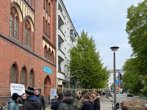 Gespräch mit Eltern und Lehrern einer Schule an einem Aktionstag (Bild: Dr. Julia Jarass und Hanna Rhein)