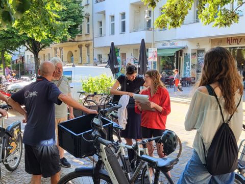 Am Trinkbrunnen des Lausitzer Platzes verabschiedet sich die Gruppe voneinander (Bild: Sabine Böhnig)