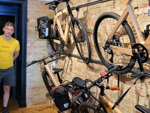 Nachhaltige E-Bikes aus regionalen Hölzern gefertigt (Bild: Sabine Böhnig)