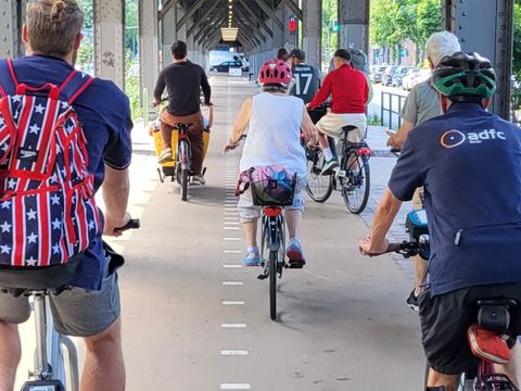 Die Gruppe radelt entspannt zwischen zwei Fahrbahnen entlang der neuangelegten Beete (Bild: Sabine Böhnig)