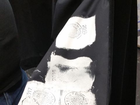 Behördenstempel auf schwarzem Stoff