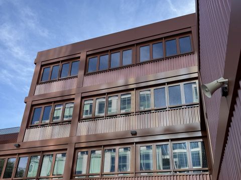 Fassade des Heinrich-Hertz-Gymnasiums am Ostbahnhof