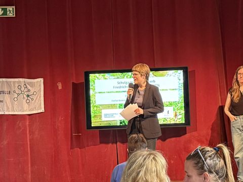 Bezirksstadträtin Annika Gerold eröffnete die Preisverleihung mit einer Rede
