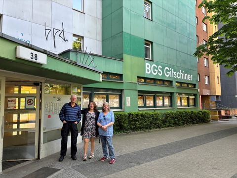 Eingang zur Begegnungsstätte und die Mitarbeitenden