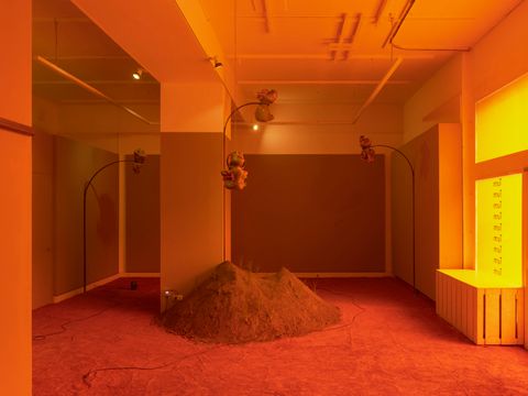 Eine Kunstinstallation in einer Galerie