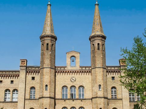 Außenansicht Bethanien mit Eingangsbereich und Treppe