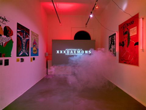 Ein großer Bildschirm und Kunstnebel