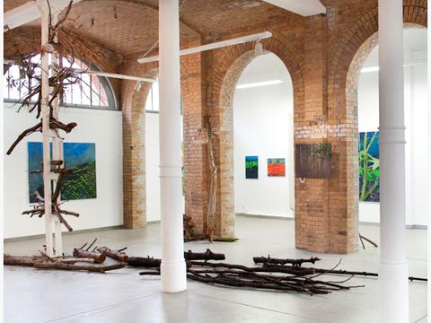 Ausstellungsansicht über Holzwege von Teresa Mazuela Sequeira