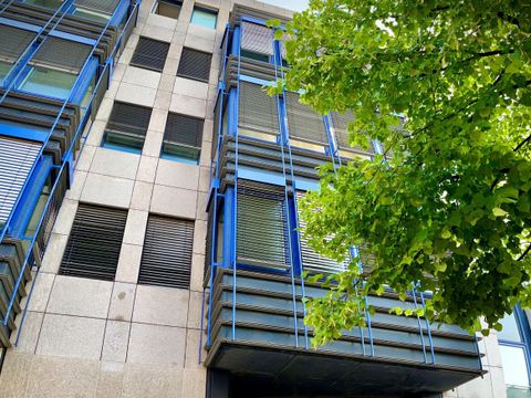Außenansicht Eingang zur Volkshochschule Frankfurter Allee