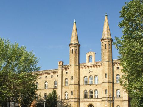 Außenansicht Bethanien mit Sonnenschein