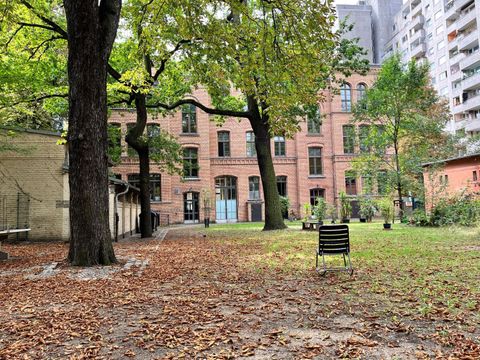 Rückwärtige Außenansicht der Volkshochule Wassertorstraße mit Blick in den Garten