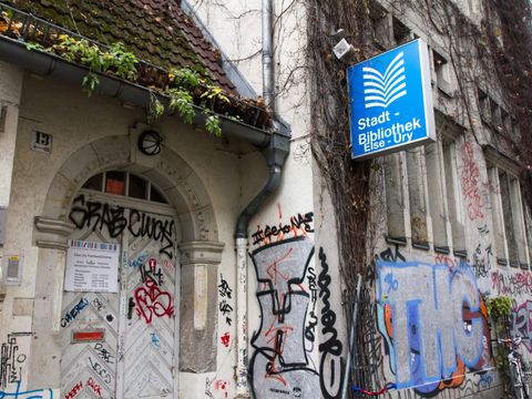 Fassade mit Beschilderung der Stadtbibliothek Else-Ury