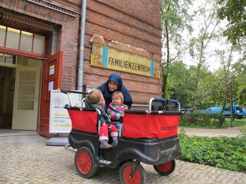 Tagesmutter zu Besuch im Familienzentrum (Bild: JA Friedrichshain-Kreuzberg)