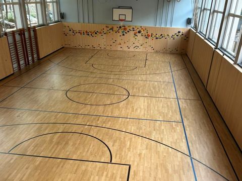 H.-Hesse-Gymnasium, Sporthalle, Parkettboden mit Linierung, 14.08.2026