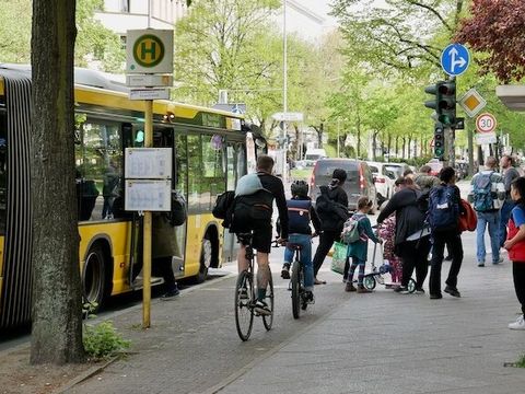 Urbanstraße - Bushaltestelle mit Fahrradverkehr