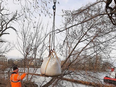 Kran beim Abladen von Material für die Eisvogelnisthilfe