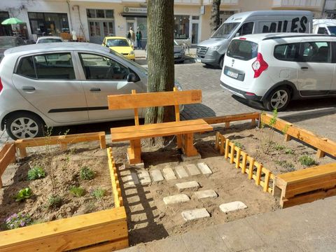 Die Baumscheibe lädt jetzt zum Verweilen ein.