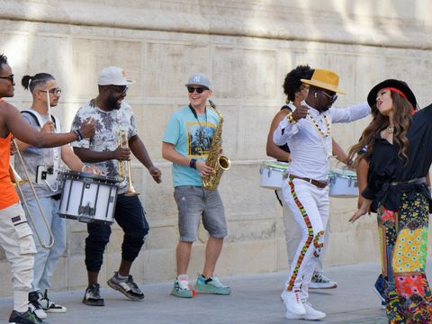 Eine Gruppe Menschen macht Musik unter freiem Himmel