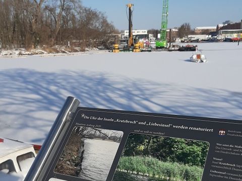 Infoschild zur Renaturierung der Inselufer