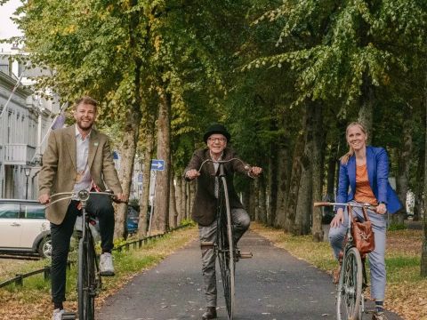 137. Geburtstag der Maliebaan. Links: der ehrenamtliche Fietsbürgermeister Jelle Bakker, rechts die Bürgermeisterin für Mobilität, Lot van Hooijdonk, Mittte: ein Sammler von sehr alten Fahrrädern, der zur Feier des Tages ein funktionierendes Hochrad aus dem 19. Jahrhundert mitbrachte. Jeder der wollte, durfte drauf fahren!