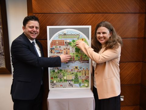 Mesut Kösedağı, der neue Bürgermeister von Kadıköy, überreicht Bezirksbürgermeisterin Clara Herrmann eine "Sound-Map" mit Berliner Geräuschen