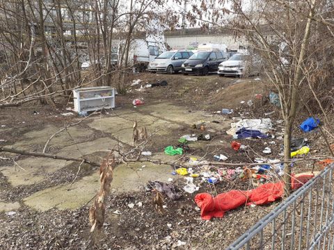 Versiegelte und vermüllte Fläche Rummelsburger Bucht
