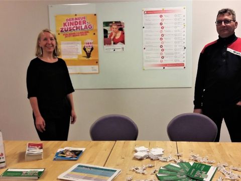 Damit Information dort ankommt, wo sie gebraucht wird: Auch in diesem Jahr beriet das Jobcenter Berlin Friedrichshain-Kreuzberg wieder auf der Berliner Familiennacht zu Familienleistungen. (Ulrike Spieler, Beauftragte für Chancengleichheit am Arbeitsmarkt und Holger Grigoteit, BuT-Beauftragter des Jobcenters)