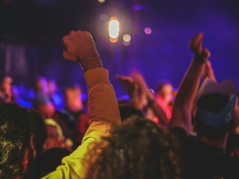 Tanzende Menge im Club