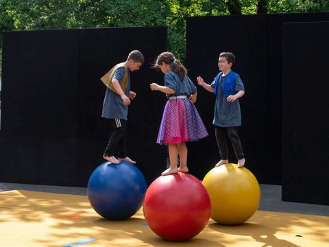 Kinder balancierend auf Gymnastikbällen