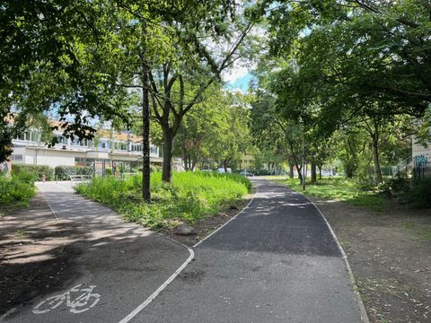 Blick auf Rad- und Wußweg und entsiegelte Flächen am Eingang zur Grünanlage