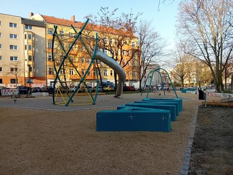 Zurückgebauter Gehweg mit wasserdurchlässigem Belag auf dem Persiusplatz Spielplatz