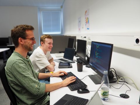 Dual Studierende am PC