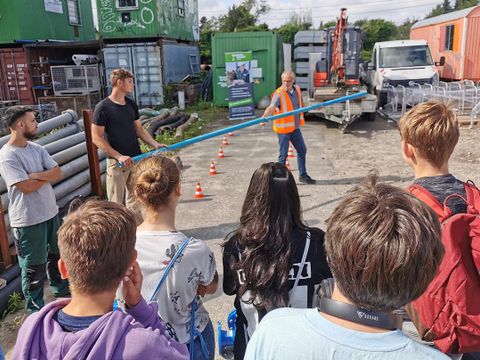 Schülerinnen und Schüler erhalten einen Einblick in die Berufe des Tiefbaus