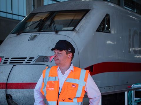 Bezirksbürgermeister Martin Schaefer beim Werksbesuch mit Warnweste und Eisenbahnermütze