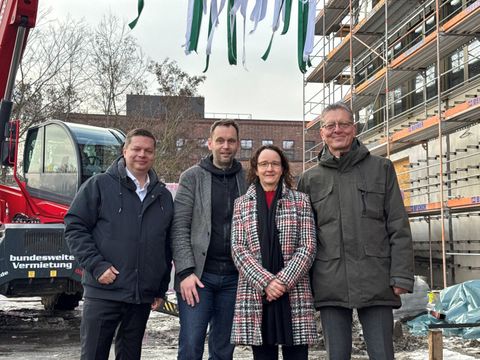 Richtfest für neue Schule in Rummelsburg am 11. Februar 2026 Bezirksbürgermeister Martin Schaefer, Bezirksstadträtin Sandy Mattes, Staatssekretär Torsten Kühne, Senator Christian Gaebler