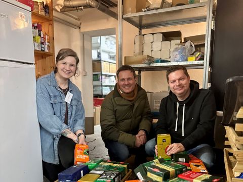 Claudia Krickmeyer vom Tagestreff, Bezirksbürgermeister Martin Schaefer und Unternehmer Ralf Oelmann bei der Übergabe der Kaffeespenden am 26. Februar 2026