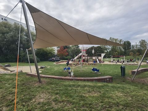 Spielplatz Warnitzer Bogen mit Sonnensegel