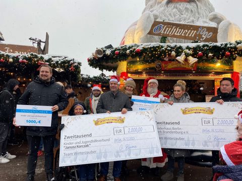 Bezirksbürgermeister Martin Schaefer mit Carmen Blume vom Winterzauber Weihnachtsmarkt und Spendenden beim Handicap Day 2023.