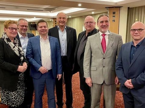 Bezirksbürgermeister Martin Schaefer mit Vertreter:innen des Wirtschaftskreis Hohenschönhausen-Lichtenberg