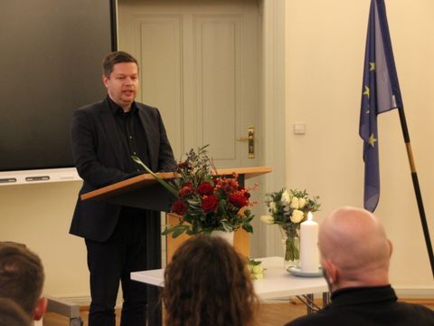 Bezirksbürgermeister Martin Schaefer bei der Gedenkfeier ordnungsbehördlich bestatteter Menschen 2024