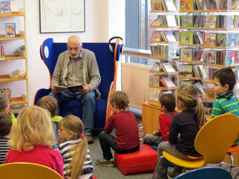 Vorlesetag in der Bibliothek mit Rainer Bosse, Vorsitzender des Bürgervereins Am Fennpfuhl e.V.