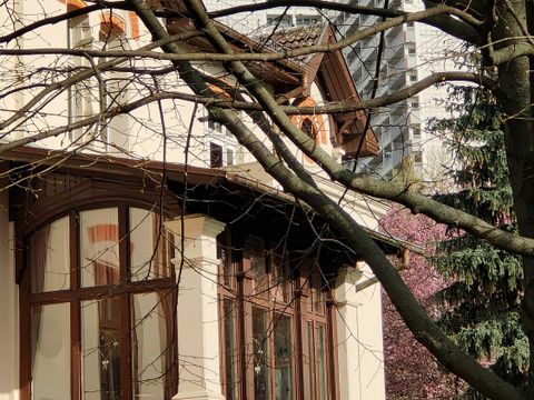 Alte Villa vor Hochhaus im Fennpfuhl