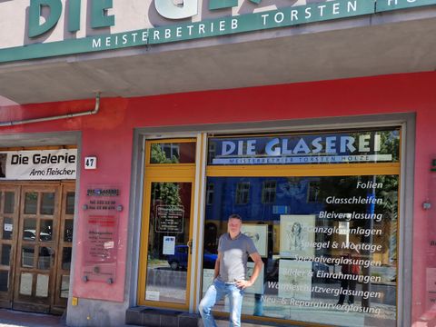 Inhaber Torsten Holze vor seinem Laden